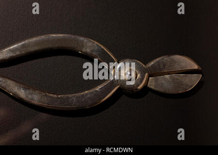 Medievale strumenti medicali, dettaglio del chirurgo vintage strumenti su un tavolo Foto Stock