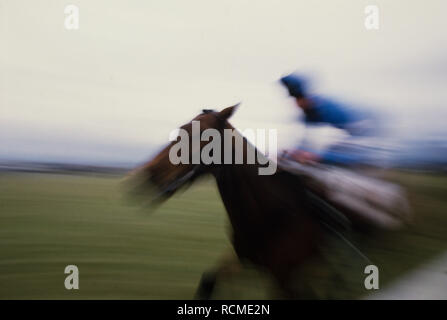 Grand National corsa di cavalli, l'Aintree, Liverpool, in Inghilterra, Regno Unito. 1985 Foto Stock