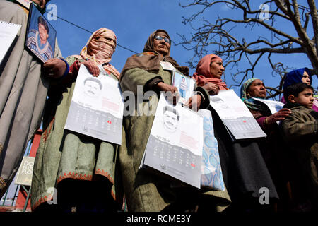 Srinagar, India. 15 gennaio, 2019. Associazione dei Genitori di Persone scomparse (APDP) rilasciato un calendario per l'anno 2019 a Srinagar, Indiano Kashmir amministrato il 15 gennaio 2019. Secondo APDP il calendario è dedicato alle persone che sono state in seguito scomparse il conflitto armato iniziato nella valle. I genitori sono anche state protestando per conoscere la sorte dei loro familiari. Secondo il sito più di 8000 persone sono state vittime delle sparizioni forzate. Credito: Muzamil Mattoo/Pacific Press/Alamy Live News Foto Stock