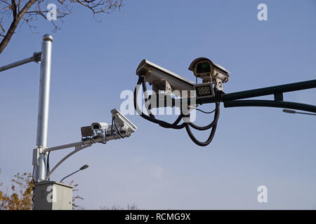 Cinese di videocamere di sicurezza su una strada a Pechino Foto Stock