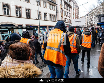 Strasburgo, Francia - Mar 22, 2018: i lavoratori dal treno pubblico SNCF a dimostrazione di protesta contro Macron governo francese string delle riforme Foto Stock