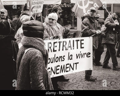 Strasburgo, Francia - Mar 22, 2018: al momento del pensionamento che vogliamo vivere con dignità - gli anziani con banner a dimostrazione di protesta contro Macron governo francese string delle riforme Foto Stock