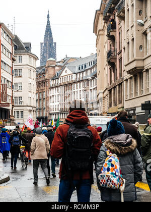 Strasburgo, Francia - Mar 22, 2018: Persone a dimostrazione di protesta contro Macron governo francese stringa di riforme con la cattedrale di Notre Dame in background Foto Stock