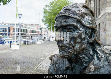 Statua di bronzo di John Cabot sulle strette Quay, Bristol Harbourside, England Regno Unito Foto Stock