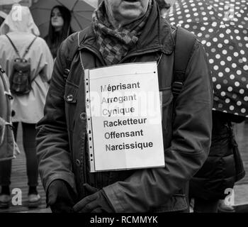 Strasburgo, Francia - Mar 22, 2018: uomo che indossa MACRON acronyme negativo a dimostrazione di protesta contro Macron governo francese stringa di riforme - in bianco e nero Foto Stock