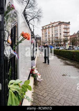 Strasburgo, Francia - Mar 28, 2018: fiori di garofano con bandiera russa banda al consolato russo Embassy lutto per le vittime di incendi a Zimnyaya Vishnya Inverno Cherry shopping center Kemerovo Foto Stock