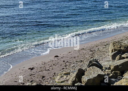 Seascape di movimenti di onde nel Mar Nero costa di sabbia e roccia nei pressi di città antica città di Nessebar o Mesembria, Bulgaria, Europa Foto Stock