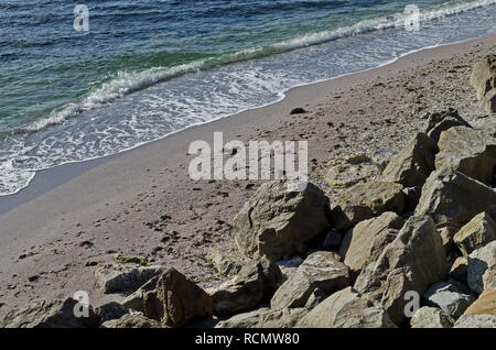 Seascape di movimenti di onde nel Mar Nero costa di sabbia e roccia nei pressi di città antica città di Nessebar o Mesembria, Bulgaria, Europa Foto Stock
