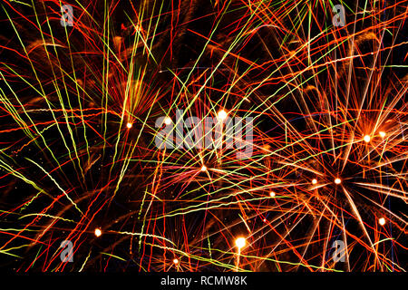 Primo piano di esplodere i fuochi d'artificio in colori luminosi Foto Stock