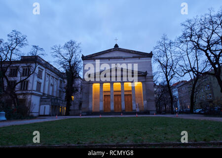 Berlino, Germania. Decimo gen, 2019. La Santa Elisabetta Chiesa al blue ora. I progettisti del Salone di Berlino presentano le loro creazioni in una mostra collettiva. Credito: Annette Riedl/dpa/Alamy Live News Foto Stock