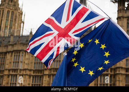 Londra, Regno Unito. Il 15 gennaio, 2019. Unione europea e britannica Union Jack flag volare insieme. Un simbolo del Brexit referendum UE Credito: goccia di inchiostro/Alamy Live News Foto Stock
