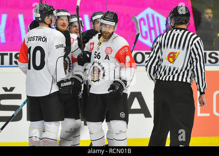 Pilsen, Repubblica Ceca. 15 gennaio, 2019. Simon Hjalmarsson (Frolunda; 56) celebra il suo obiettivo urante la partita di ritorno di hockey su ghiaccio Champions League play off semifinale HC Skoda Plzen vs Frolunda indiani, il 15 gennaio 2018, a Pilsen, Repubblica Ceca. Credito: Miroslav Chaloupka/CTK foto/Alamy Live News Foto Stock