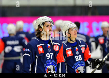 Pilsen, Repubblica Ceca. 15 gennaio, 2019. L-R Lukas Kanak e Petr Kodytek (entrambi Plzen) sono visibili dopo aver perso il match di ritorno di hockey su ghiaccio Champions League play off semifinale HC Skoda Plzen vs Frolunda indiani, il 15 gennaio 2018, a Pilsen, Repubblica Ceca. Credito: Miroslav Chaloupka/CTK foto/Alamy Live News Foto Stock