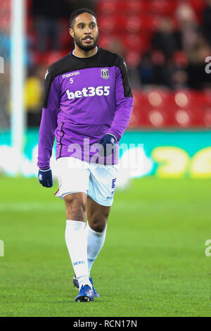 Stoke, UK. 15 gennaio, 2019. Stoke City defender Ashley Williams (5) durante la FA Cup terzo turno Replay match tra Stoke City e Shrewsbury Town a Bet365 Stadium, Stoke-on-Trent, in Inghilterra il 15 gennaio 2019. Foto di Jurek Biegus. Solo uso editoriale, è richiesta una licenza per uso commerciale. Nessun uso in scommesse, giochi o un singolo giocatore/club/league pubblicazioni. Credit: UK Sports Pics Ltd/Alamy Live News Foto Stock