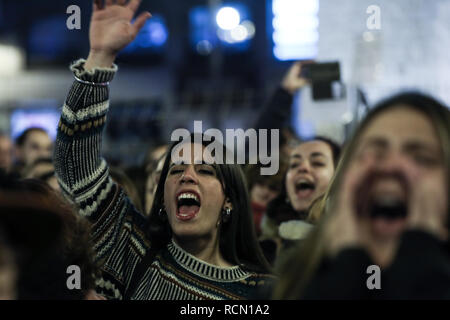 Madrid, Spagna. 15 gennaio, 2019. Una ragazza gridando slogan sulla donna. Migliaia di persone si sono concentrate in Puerta del Sol di Madrid la rivendicazione che i diritti delle donne ''non vengono negoziate' Credit: Gesù Hellin/ZUMA filo/Alamy Live News Foto Stock