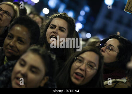 Madrid, Spagna. 15 gennaio, 2019. Un gruppo di ragazze che frequentano il raduno di cantare per i diritti della donna. Migliaia di persone si sono concentrate in Puerta del Sol di Madrid la rivendicazione che i diritti delle donne ''non vengono negoziate' Credit: Gesù Hellin/ZUMA filo/Alamy Live News Foto Stock