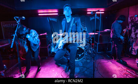 Glasgow, Scotland, Regno Unito. Il 15 gennaio, 2019. LA Band Bad Suns giocano il loro primo concerto a Glasgow presso il Bar al piano attico, Credito: Stuart Westwood/Alamy Live News Foto Stock