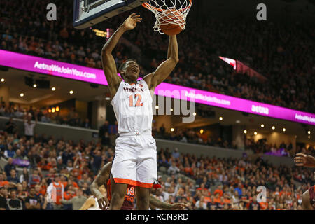 15 gennaio 2019: Virginia Cavaliers guard De' Andre Hunter (12) schiacciate la sfera nella prima metà di pallacanestro del NCAA azione tra la Virginia Cavaliers e il Virginia Tech Hokies presso la John Paul Jones Arena Charlottesville, VA. Jonathan Huff/CSM Foto Stock