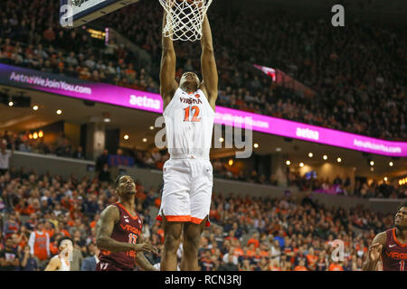 15 gennaio 2019: Virginia Cavaliers guard De' Andre Hunter (12) schiacciate la sfera nella prima metà di pallacanestro del NCAA azione tra la Virginia Cavaliers e il Virginia Tech Hokies presso la John Paul Jones Arena Charlottesville, VA. Jonathan Huff/CSM Foto Stock