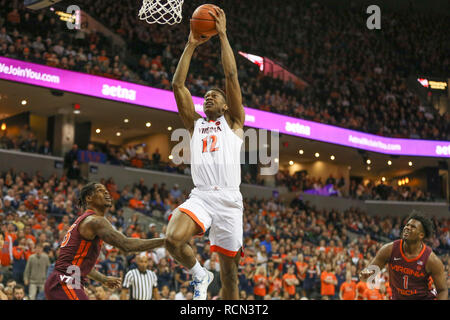 15 gennaio 2019: Virginia Cavaliers guard De' Andre Hunter (12) schiacciate la sfera nella prima metà di pallacanestro del NCAA azione tra la Virginia Cavaliers e il Virginia Tech Hokies presso la John Paul Jones Arena Charlottesville, VA. Jonathan Huff/CSM Foto Stock