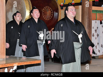 Giapponese gran campione di sumo Yokozuna Kisenosato (R) assiste l'anello-entrando cerimonia al Tempio di Meiji in Giappone a Tokyo il 8 gennaio 2019. Credito: AFLO/Alamy Live News Foto Stock