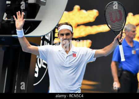 Melbourne, Australia. 16 gen 2019. 16 gennaio 2019: terzo seme Roger Federer celebra la vittoria nella seconda manche il match contro Daniel Evans del Regno Unito il giorno tre del 2019 Australian Open Grand Slam torneo di tennis a Melbourne, Australia. Federer ha vinto 76 76 63. Sydney bassa/Cal Sport Media Credito: Cal Sport Media/Alamy Live News Foto Stock