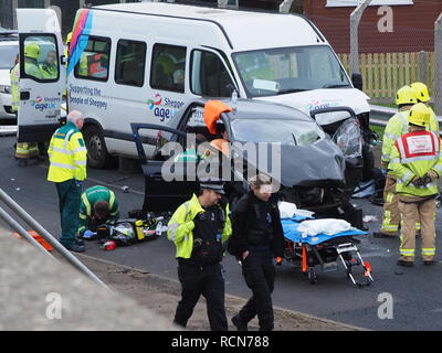 Sheerness, Kent, Regno Unito. 16 gennaio, 2019. Un RTC gravi che comportano un'età UK minibus e si è verificato un auto questa mattina a Sheerness, Kent vicino a Barton - il punto su Marine Parade intorno a 10am (con la strada è ancora bloccata a 11.30). L'incidente è stato frequentato da un gran numero di emergenza di veicoli di servizio e la strada costiera chiusa. Aggiornamento: quattro passeggeri anziani e il conducente della vettura è stato prendere in ospedale con la testa e il retro delle lesioni in seguito all'incidente. Aggiornamento 2 (XVII Jan): Tristemente una donna anziana è morto durante la notte in seguito all'incidente. Credito: James Bell/Alamy Live News Foto Stock