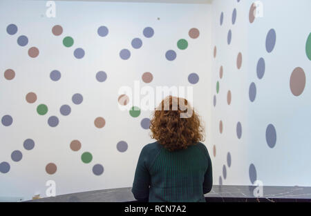 National Gallery di Londra, Regno Unito. Il 16 gennaio, 2019. "Messaggeri", una nuova grande opera permanente di Bridget Riley, è svelato dall'artista presso la Galleria Nazionale. Il muro dipinto dal British artista astratto campate 10 x 20 metri. Una combinazione di dischi colorati, messaggeri è dipinta direttamente sulla superficie della galleria del Annenberg corte. Credito: Malcolm Park/Alamy Live News. Foto Stock