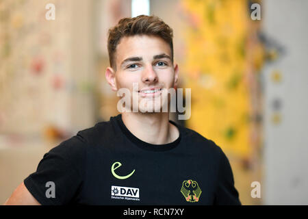 14 gennaio 2019, il Land della Baviera, München: arrampicata, presentazione della selezione di arrampicata squad per la qualificazione olimpica Tokyo 2020 a Monaco di Baviera: lo scalatore Yannick Flohé. Foto: Tobias Hase/dpa Foto Stock