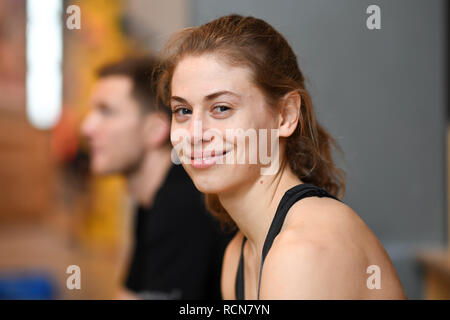 14 gennaio 2019, il Land della Baviera, München: arrampicata, presentazione della selezione di arrampicata squad per la qualificazione olimpica Tokyo 2020 a Monaco di Baviera: lo scalatore Alma Bestvater. Foto: Tobias Hase/dpa Foto Stock