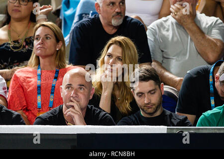 Melbourne, Australia. 16 gennaio, 2019. Tennis: Grand Slam, ATP-Tour, Australian Open a Melbourne, uomini, singoli, 2° round, Dimitrow (Bulgaria) - Cuevas (Uruguay): Steffi Graf (M) si siede insieme con il marito Andre Agassi (anteriore sinistro) nella casella del giocatore di tennis Dimitrow. Agassi è l' allenatore del bulgaro. Credito: Frank Molter/dpa/Alamy Live News Foto Stock