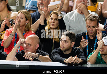 Melbourne, Australia. 16 gennaio, 2019. Tennis: Grand Slam, ATP-Tour, Australian Open a Melbourne, uomini, singoli, 2° round, Dimitrow (Bulgaria) - Cuevas (Uruguay): Steffi Graf (M) cheers insieme con il marito Andre Agassi (anteriore sinistro) nella casella lettore del giocatore di tennis Grigor Dimitrow. Agassi è l' allenatore del bulgaro. Credito: Frank Molter/dpa/Alamy Live News Foto Stock