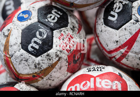 16 gennaio 2019, il Land della Baviera, München: Pallamano: World Cup, Giappone - Islanda, turno preliminare, gruppo B, quarta giornata nell'Olympic Hall. Handballs sono sul bordo del campo prima di una partita. Foto: Sven Hoppe/dpa Foto Stock