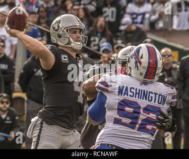 Oakland, la California, Stati Uniti d'America. 4° dic, 2016. I raider di Oakland quarterback Derek Carr (4) passa sotto pressione di Domenica, Dicembre 04, 2016 a O.co Coliseum a Oakland, in California. I raider hanno sconfitto le bollette 38-24. Credito: Al di Golub/ZUMA filo/Alamy Live News Foto Stock