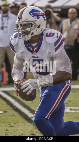 Oakland, la California, Stati Uniti d'America. 4° dic, 2016. Buffalo Bills quarterback Tyrod Taylor (5) tenere la sfera di Domenica, Dicembre 04, 2016 a O.co Coliseum a Oakland, in California. I raider hanno sconfitto le bollette 38-24. Credito: Al di Golub/ZUMA filo/Alamy Live News Foto Stock