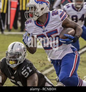 Oakland, la California, Stati Uniti d'America. 4° dic, 2016. Buffalo Bills running back LeSean McCoy (25) trova la stanza per eseguire la Domenica, Dicembre 04, 2016 a O.co Coliseum a Oakland, in California. I raider hanno sconfitto le bollette 38-24. Credito: Al di Golub/ZUMA filo/Alamy Live News Foto Stock