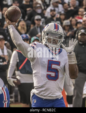 Oakland, la California, Stati Uniti d'America. 4° dic, 2016. Buffalo Bills quarterback Tyrod Taylor (5) passa downfield Domenica, Dicembre 04, 2016 a O.co Coliseum a Oakland, in California. I raider hanno sconfitto le bollette 38-24. Credito: Al di Golub/ZUMA filo/Alamy Live News Foto Stock