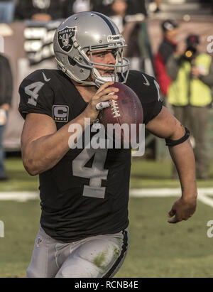 Oakland, la California, Stati Uniti d'America. 4° dic, 2016. I raider di Oakland quarterback Derek Carr (4) viene eseguito al di fuori della tasca di Domenica, Dicembre 04, 2016 a O.co Coliseum a Oakland, in California. I raider hanno sconfitto le bollette 38-24. Credito: Al di Golub/ZUMA filo/Alamy Live News Foto Stock