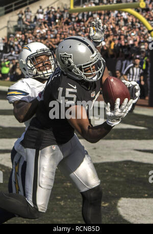 Oakland, la California, Stati Uniti d'America. 9 Ott, 2016. Oakland Raiders wide receiver Michael Crabtree (15) Catture touchdown Domenica, Ottobre 9, 2016 a O.co Coliseum a Oakland, in California. I raider hanno sconfitto i caricatori 34-31. Credito: Al di Golub/ZUMA filo/Alamy Live News Foto Stock