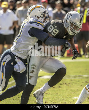 Oakland, la California, Stati Uniti d'America. 9 Ott, 2016. Oakland Raiders wide receiver Amari Cooper (89) viene eseguita dopo la cattura di passare la Domenica, Ottobre 9, 2016 a O.co Coliseum a Oakland, in California. I raider hanno sconfitto i caricatori 34-31. Credito: Al di Golub/ZUMA filo/Alamy Live News Foto Stock