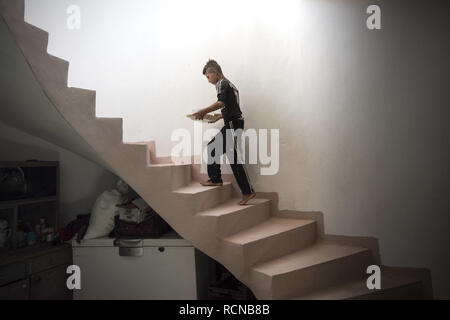 Sinyar, Iraq. Il 7 agosto, 2018. Un ragazzo visto che trasportano l'acqua per le persone che lavorano per la ricostruzione.In agosto 2014, lo Stato islamico catturato Sinjar, la città principale della popolazione Yazidi in Iraq. Ora, con la città in rovine e Nazioni Unite in Iraq e UN-Habitat hanno iniziato un recupero urbanistico programma in gran parte finanziato dal governo della Repubblica federale di Germania. Questo programma impiega la gente della regione per ricostruire la maggior parte delle famiglie danneggiate. Credito: Alba Cambeiro SOPA/images/ZUMA filo/Alamy Live News Foto Stock