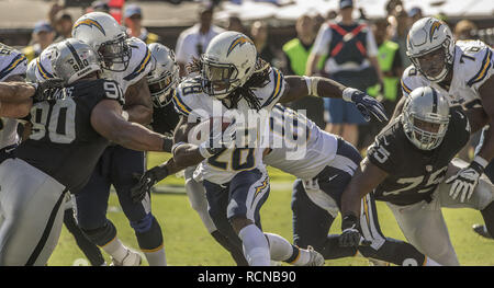 Oakland, la California, Stati Uniti d'America. 9 Ott, 2016. San Diego Chargers running back Melvin Gordon (28) guarda per camera per eseguire il Domenica, 9 ottobre 2016, a O.co Coliseum a Oakland, in California. I raider hanno sconfitto i caricatori 34-31. Credito: Al di Golub/ZUMA filo/Alamy Live News Foto Stock