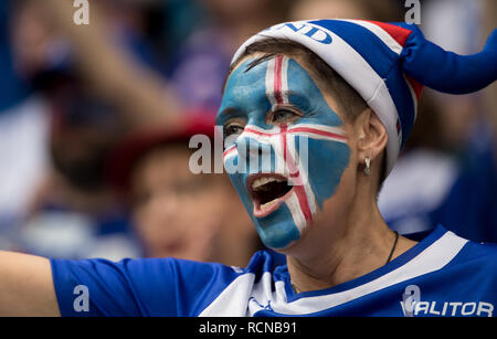 16 gennaio 2019, il Land della Baviera, München: Pallamano: World Cup, Giappone - Islanda, turno preliminare, gruppo B, quarta giornata nell'Olympic Hall. Gli appassionati di Islanda sono a fare il tifo per i loro team. Foto: Sven Hoppe/dpa Foto Stock