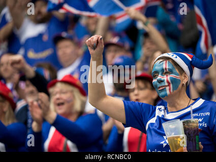 16 gennaio 2019, il Land della Baviera, München: Pallamano: World Cup, Giappone - Islanda, turno preliminare, gruppo B, quarta giornata nell'Olympic Hall. Gli appassionati di Islanda sono a fare il tifo per i loro team. Foto: Sven Hoppe/dpa Foto Stock