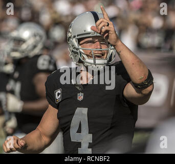 Oakland, la California, Stati Uniti d'America. 9 Ott, 2016. I raider di Oakland quarterback Derek Carr (4) reagisce alla folla esulta il Domenica, 9 ottobre 2016, a O.co Coliseum a Oakland, in California. I raider hanno sconfitto i caricatori 34-31. Credito: Al di Golub/ZUMA filo/Alamy Live News Foto Stock