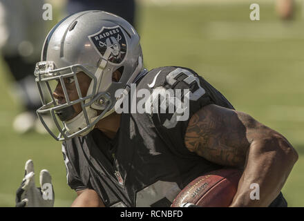 Oakland, la California, Stati Uniti d'America. 9 Ott, 2016. Oakland Raiders running back DeAndre Washington (33) Domenica, Ottobre 9, 2016 a O.co Coliseum a Oakland, in California. I raider hanno sconfitto i caricatori 34-31. Credito: Al di Golub/ZUMA filo/Alamy Live News Foto Stock