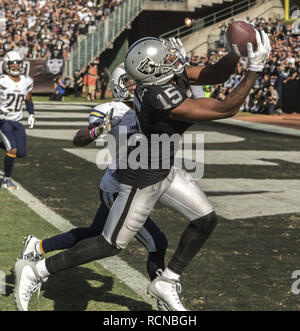 Oakland, la California, Stati Uniti d'America. 9 Ott, 2016. Oakland Raiders wide receiver Michael Crabtree (15) Catture touchdown Domenica, Ottobre 9, 2016 a O.co Coliseum a Oakland, in California. I raider hanno sconfitto i caricatori 34-31. Credito: Al di Golub/ZUMA filo/Alamy Live News Foto Stock