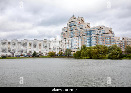 Minsk, Bielorussia - Οctober 4, 2018: Vista di edificio bianco in centro di Minsk, Nemiga distretto con vista fiume Svisloch, Bielorussia Foto Stock