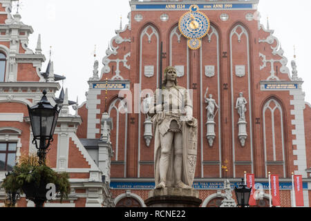 Piazza del Municipio con la Casa delle Teste Nere e la chiesa di San Pietro nella Città Vecchia di Riga in Lettonia con statua di Rolando in primo piano Foto Stock