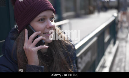 Giovane donna in New York parla al telefono Foto Stock